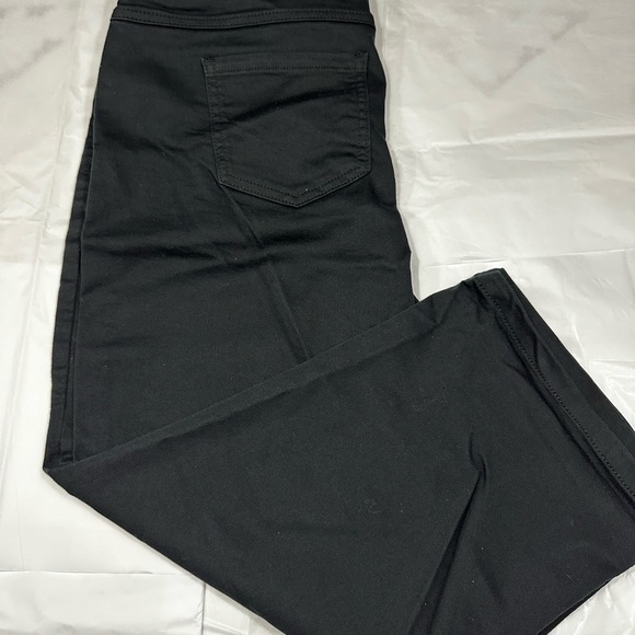 Briggs pull on capris - Picture 2 of 3